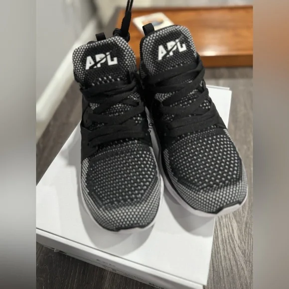 NWT-In Box APL Women's Ascend Sneakers - Picture 3 of 8